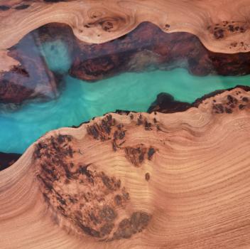 Ein wunderschöner Massivholztisch mit lebenden Kanten, schönem Kunstharzfluss  auf einem Metallgestell.