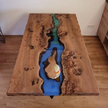 Ein wunderschöner Massivholztisch mit lebenden Kanten, schönem Kunstharzfluss  auf einem Metallgestell.