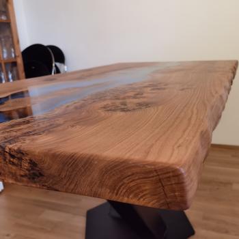 Ein wunderschöner Massivholztisch mit lebenden Kanten, schönem Kunstharzfluss  auf einem Metallgestell.