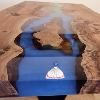 Ein wunderschöner Massivholztisch mit lebenden Kanten, schönem Kunstharzfluss  auf einem Metallgestell.