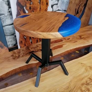 Preview: Ein runder Kaffeetisch aus Massivholz mit Kunstharz