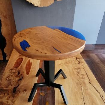 Ein runder Kaffeetisch aus Massivholz mit Kunstharz