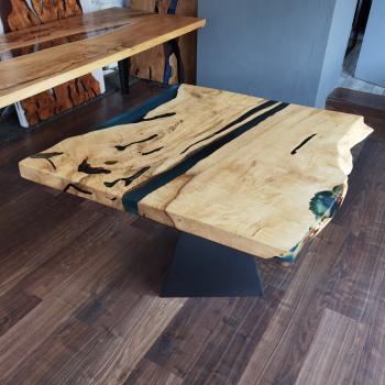 Preview: Ein wunderschöner und praktischer Massivholztisch auf einem Pyramide Metallgestell.