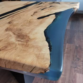 Ein wunderschöner und praktischer Massivholztisch auf einem Pyramide Metallgestell.