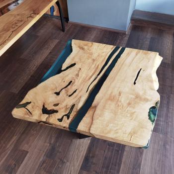 Preview: Ein wunderschöner und praktischer Massivholztisch auf einem Pyramide Metallgestell.