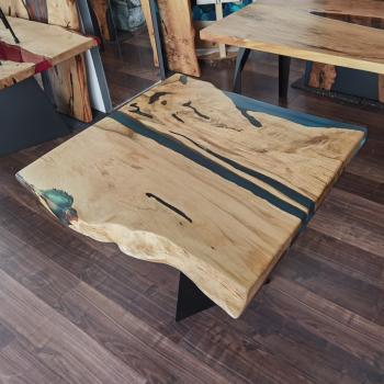 Preview: Ein wunderschöner und praktischer Massivholztisch auf einem Pyramide Metallgestell.