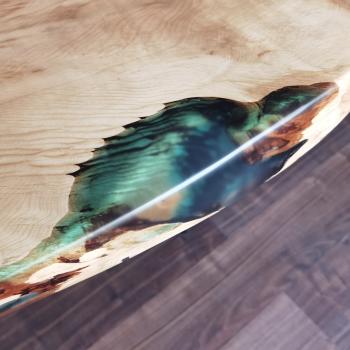 Ein wunderschöner und praktischer Massivholztisch auf einem Pyramide Metallgestell.