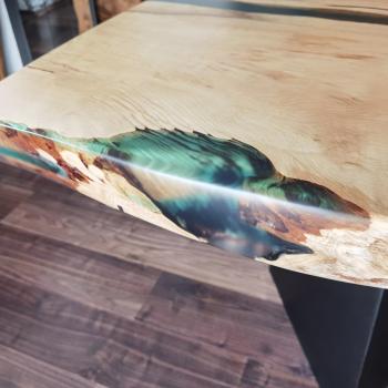 Ein wunderschöner und praktischer Massivholztisch auf einem Pyramide Metallgestell.