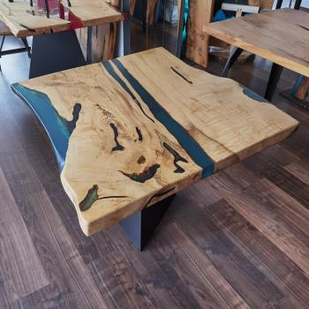 Ein wunderschöner und praktischer Massivholztisch auf einem Pyramide Metallgestell.