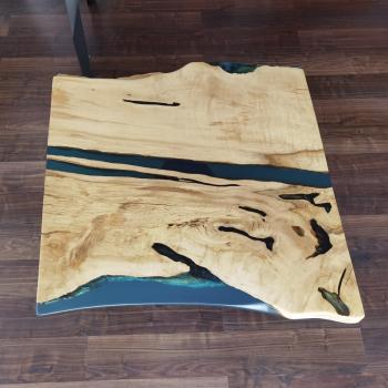 Ein wunderschöner und praktischer Massivholztisch auf einem Pyramide Metallgestell.