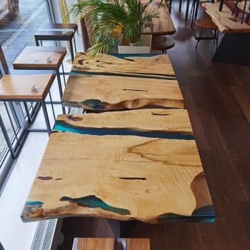 Ein wunderschöner und praktischer Massivholztisch auf einem Pyramide Metallgestell.