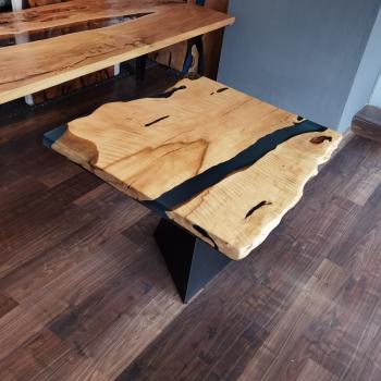 Preview: Ein wunderschöner und praktischer Massivholztisch auf einem Pyramide Metallgestell.