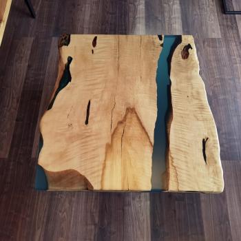 Ein wunderschöner und praktischer Massivholztisch auf einem Pyramide Metallgestell.