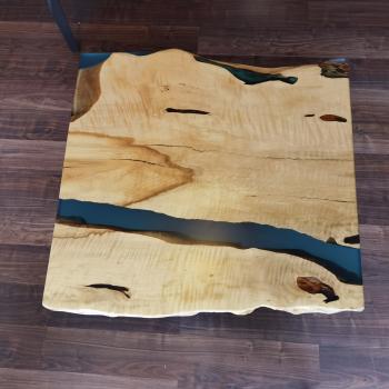 Ein wunderschöner und praktischer Massivholztisch auf einem Pyramide Metallgestell.