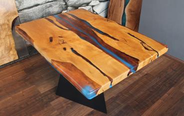 Preview: Ein wunderschöner Massivholztisch mit einem qualitativen Kunstharz auf einem Metallgestell