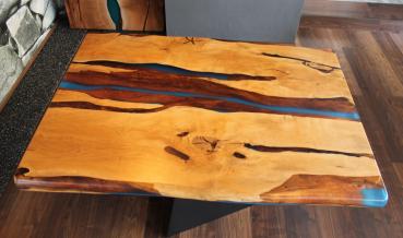 Preview: Ein wunderschöner Massivholztisch mit einem qualitativen Kunstharz auf einem Metallgestell