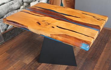 Preview: Ein wunderschöner Massivholztisch mit einem qualitativen Kunstharz auf einem Metallgestell