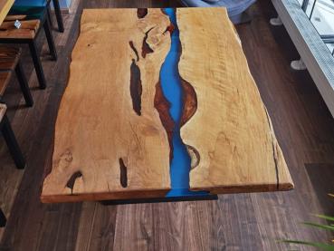 Preview: Ein wunderschöner Massivholztisch mit einem qualitativen Kunstharz auf einem Metallgestell