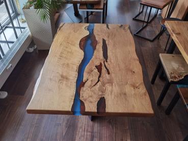 Ein wunderschöner Massivholztisch mit einem qualitativen Kunstharz auf einem Metallgestell