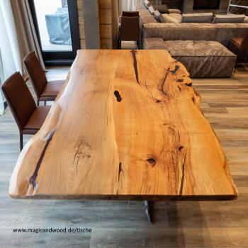 Ein wunderschöner Massivholztisch mit lebenden Kanten auf einer Massivholzwurzel.