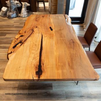 Ein wunderschöner Massivholztisch mit lebenden Kanten auf einer Massivholzwurzel.