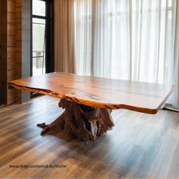 Ein wunderschöner Massivholztisch mit lebenden Kanten auf einer Massivholzwurzel.