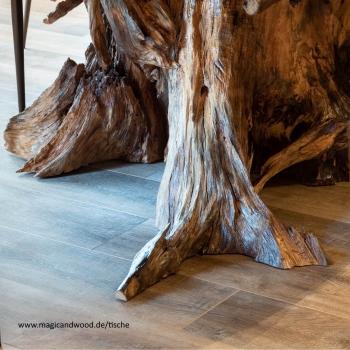 Preview: Ein wunderschöner Massivholztisch mit lebenden Kanten auf einer Massivholzwurzel.