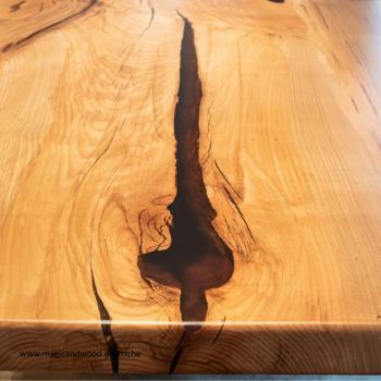 Ein wunderschöner Massivholztisch mit lebenden Kanten auf einer Massivholzwurzel.