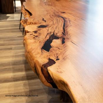 Ein wunderschöner Massivholztisch mit lebenden Kanten auf einer Massivholzwurzel.