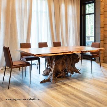 Ein wunderschöner Massivholztisch mit lebenden Kanten auf einer Massivholzwurzel.