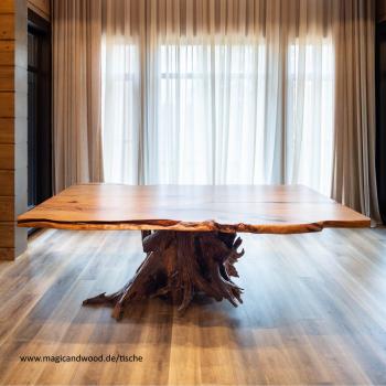 Ein wunderschöner Massivholztisch mit lebenden Kanten auf einer Massivholzwurzel.