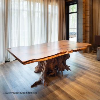 Ein wunderschöner Massivholztisch mit lebenden Kanten auf einer Massivholzwurzel.