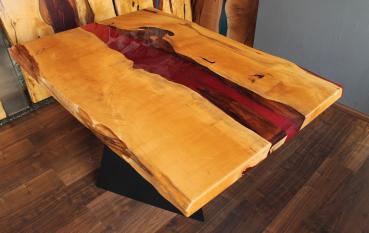 Preview: Ein wunderschöner Massivholztisch mit einem qualitativen Kunstharz auf einem Metallgestell