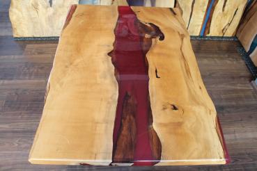 Preview: Ein wunderschöner Massivholztisch mit einem qualitativen Kunstharz auf einem Metallgestell