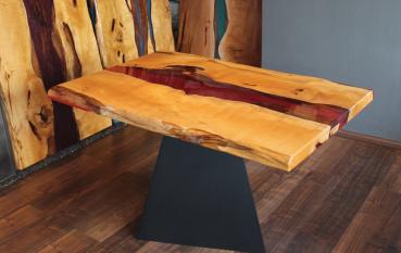 Ein wunderschöner Massivholztisch mit einem qualitativen Kunstharz auf einem Metallgestell