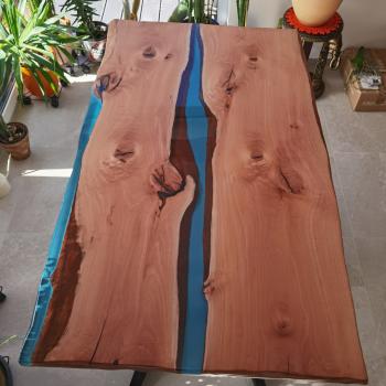 Preview: Ein wunderschöner Massivholztisch mit lebenden Kanten, schönem Kunstharzfluss  auf einem Metallgestell.