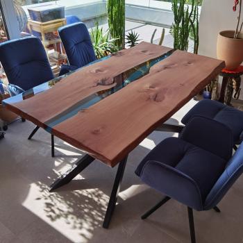 Preview: Ein wunderschöner Massivholztisch mit lebenden Kanten, schönem Kunstharzfluss  auf einem Metallgestell.
