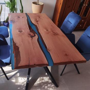 Preview: Ein wunderschöner Massivholztisch mit lebenden Kanten, schönem Kunstharzfluss  auf einem Metallgestell.