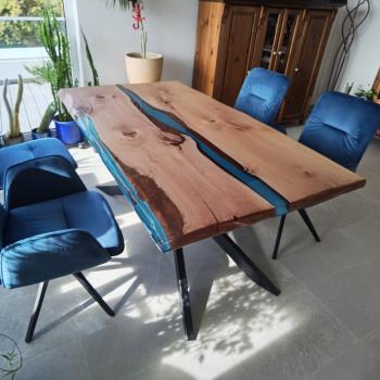 Ein wunderschöner Massivholztisch mit lebenden Kanten, schönem Kunstharzfluss  auf einem Metallgestell.