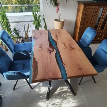 Ein wunderschöner Massivholztisch mit lebenden Kanten, schönem Kunstharzfluss  auf einem Metallgestell.