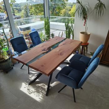 Ein wunderschöner Massivholztisch mit lebenden Kanten, schönem Kunstharzfluss  auf einem Metallgestell.