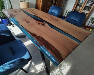 Ein wunderschöner Massivholztisch mit lebenden Kanten, schönem Kunstharzfluss  auf einem Metallgestell.
