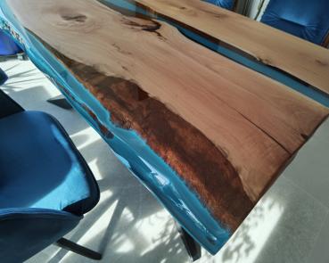 Ein wunderschöner Massivholztisch mit lebenden Kanten, schönem Kunstharzfluss  auf einem Metallgestell.