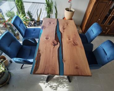 Ein wunderschöner Massivholztisch mit lebenden Kanten, schönem Kunstharzfluss  auf einem Metallgestell.