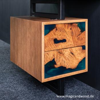 Ein wunderschöner Massivholztisch mit einem qualitativen Kunstharz auf einem Metallgestell