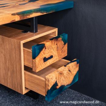 Ein wunderschöner Massivholztisch mit einem qualitativen Kunstharz auf einem Metallgestell