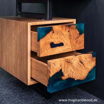 Ein wunderschöner Massivholztisch mit einem qualitativen Kunstharz auf einem Metallgestell