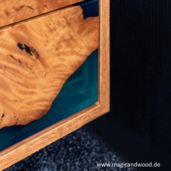 Ein wunderschöner Massivholztisch mit einem qualitativen Kunstharz auf einem Metallgestell