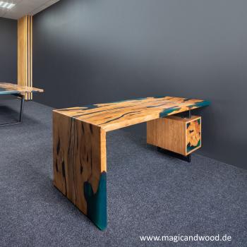 Preview: Ein wunderschöner Massivholztisch mit einem qualitativen Kunstharz auf einem Metallgestell