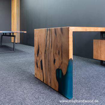 Preview: Ein wunderschöner Massivholztisch mit einem qualitativen Kunstharz auf einem Metallgestell